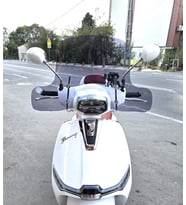 MOTOCAM Küba Bannry Ön Cam 2024-2026 Model 39cm Füme Renkli 4mm Elcikli APARATSIZ