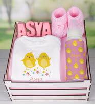 eJOYA Ahşap Sandıkta Kişiye Özel Zıbın Biberon Taş İsimlik Ve Patik Bebek Hediye Seti 109501 (Pembe)