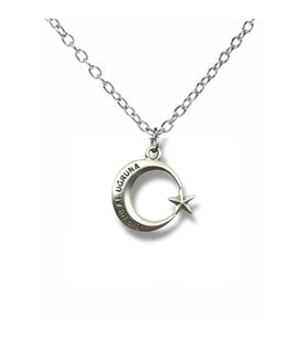 “Bir Hilal Uğruna” Yazılı Ay Yıldız Figürlü Kolye – Gümüş Renk Unisex Zamak Metal Takı