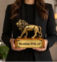 Kişiye Özel İsim Yazılı Gold Aslan Heykeli Doğal Ahşap Kaideli Dekoratif Biblo Erkek Hediyesi