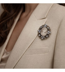 Taşlı Vintage Kadın Portre Figürlü Metal Broş – Gold Çerçeveli Oval Tasarım
