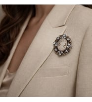 Taşlı Vintage Kadın Portre Figürlü Metal Broş – Gold Çerçeveli Oval Tasarım