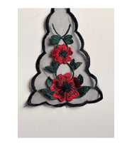 15X11 CM SİYAH TÜL ÜZERİNE NAKIŞ KIRMIZI GÜL VE YEŞİL YAPRAK APLİKE