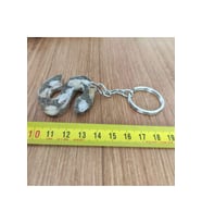 "S" HARFİ - Kıyı Esintisi Harf Anahtarlık (A–Z) – Gerçek Deniz Kabuğu, Kum ve Şeffaf Epoksi– El Yapımı, Hediye Kutulu