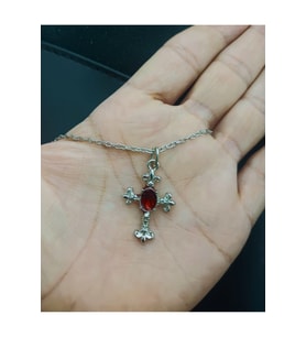 Kırmızı Mineli Gotik Haç İşareti Kadın Kolye  Gümüş Kaplama