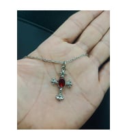 Kırmızı Mineli Gotik Haç İşareti Kadın Kolye  Gümüş Kaplama