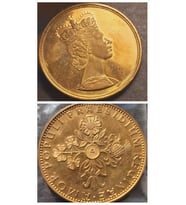 AMOR POPULI PRAESIDIUM REGINAE A900 - Kraliçe Elizabeth 21.39gr 22 ayar A900 Altın Madalya (Çok Renkli)