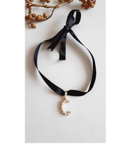 C HARF TARZ İNCİLİ KURDELA CHOKER KOLYE