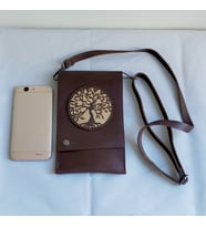 Woodensea Kahverengi Hakiki Deri Çapraz Çanta Pasaport Çantası Telefon Çantası Kart Bölmeli Hayat Ağacı İşlemeli El Yapımı