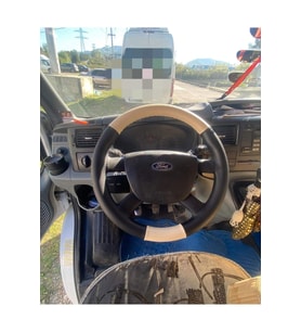 DİKİŞLİ DİREKSİYON KILIFI NOKTALI/BEJ DERİ SİYAH DİKİŞLİ FORD TRANSİT İÇİN HIZLI KARGO
