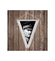 Askeri Kıyafeti ile Mustafa Kemal Atatürk Beyaz Saçaklı Üçgen Flama Bayrak Hatıra Flama ATA44