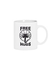 Free Facehugger Hugs Beyaz Kupa Bardak