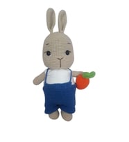 Saks Mavisi Tulumlu Havuçlu Bal Yanak Tavşan Amigurumi Organik Oyuncak