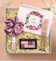 Kişiye Özel Ham Bez El Çantası & Pastel Far Paleti & Pastel Oje & 2'li Makyaj Fırçası & Saten Toka Hediye Seti (Model 2)