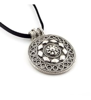 Kabartma Desenli Otantik Kalkan Şekilli Deri Metal Erkek Kolye Q0888