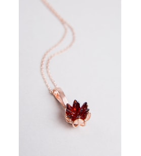 925 ayar Gümüş zincirli Rose Altin kaplamali Lotus Çiçeği kolye ucu (Garnet)