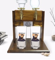 BK Gift Kişiye Özel Renkli Baskılı İncinmişşin Dedi Tasarımlı İkili Rakı Bardağı ve Çift Musluklu Doğal Ahşap Rakı Standı-1 (Model 1)