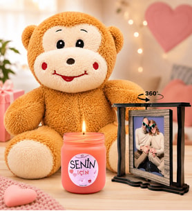 Kişiye Özel 2 Fotoğraflı Dönen Ahşap Çerçeve Kokulu Mum ve Mutlu Peluş Maymun Hediye Seti