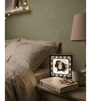 Dekoratif Ahşap LED Gece Lambası - İnce İşçilikli Kadın Silüeti ve Orman Temalı - 14x14 cm (Beyaz)