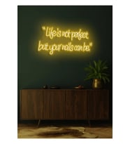 “Life is not perfect but your nails can be.”Yazılı Neon Tabela