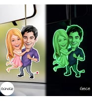 BK Gift Kişiye Özel Sevgililer Karikatürlü Fosforlu Ahşap Araba Dikiz Ayna Süsü – Gece Parlayan Oto Aksesuar (Çok Renkli)