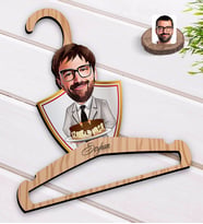 BK Gift Kişiye Özel Erkek Doğum Günü Karikatürlü Standart Boy Ahşap Elbise Askısı-4