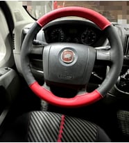 DİKİŞLİ DİREKSİYON KILIFI SİYAH / KIRMIZI DERİ SİYAH DİKİŞLİ F.IAT DUCATO FOTODAKİ İÇİN