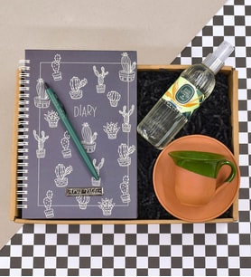 Kişiye Özel Kaktüs Desenli Defter& Yeşil Tükenmez Kalem& Yeşil Çömlek Fincan& Eyüp Sabri Tuncer Kolonya Hediye Seti