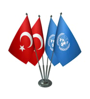 Masa Üstü BM Birleşmiş Milletler Bayrağı Türk Bayrağı Dörtlü Krom Direk Masa Bayrak Seti
