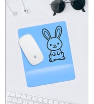 Sevimli Tavşan Desenli Mousepad – Mavi Zemin Kaymaz Tabanlı Mouse Pad