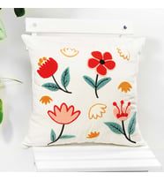 Beyaz Kumaş Punch Nakışlı Dekoratif Kırlent Kılıfı 45 x 45 cm (Kırmızı-Yeşil)