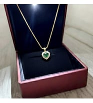 Aşkın Simgesi Zümrüt Yeşili Kalp Figürlü Şık Kolye Işıklı Özel Hediye Kutusunda (Gold)