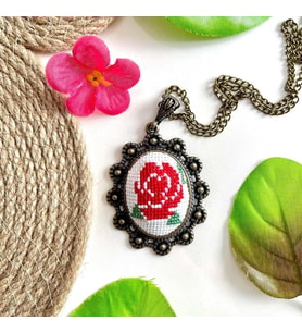 Seretamin Handmade Kırmızı Gül Kanaviçe Nakışlı Etamin Kolye