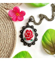 Seretamin Handmade Kırmızı Gül Kanaviçe Nakışlı Etamin Kolye