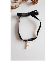 F HARF TARZ İNCİLİ KURDELA CHOKER KOLYE
