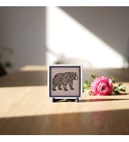Ayı Figürlü Zarif Dekoratif Aksesuar, Modern ve Güçlü Duruşuyla Çalışma Masası İçin 10x10 cm