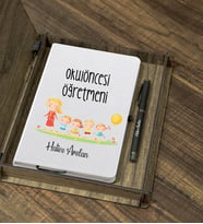 Kişiye Özel Okul Öncesi Öğretmeni Tasarımlı Ahşap Kutulu Ajanda Kalem Seti (Beyaz)