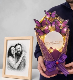 Kişiye Özel Karakalem Fotoğraflı Ahşap Çerçeve ve Led Işıklı Aynalı Mor Kelebek Buketi