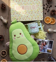 Kişiye Özel Fiyonk Kurdele Desenli Hediye Kutusu - Kişiye Özel T Pastel Kupa, Peluş Yastık, Fotoğraf 1 Adet Doğum Günü Hediyesi