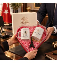 Mirellora Kalp Kutulu Ofis Masa Seti – Kişiye Özel Baskılı Kupa Kalemlik ve Eyfel Figürü