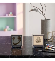 10x10 cm İkili Stantlı Tevazu İfadesi ve Orijinal Metinli Bismillâhirrahmânirrahîm Ofis Masalarına Değer Katan Parçalar 10x10 cm, Pudra - Kül Gri