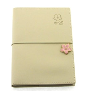 VICTORIA'S JOURNALS ÇİÇEK 124-1044 VEGAN DERİ KAPAK LASTİKLİ 13X18 cm 80 gr. 96 YP. KREM ÇİZGİLİ DEF
