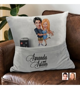 BK Gift Kişiye Özel Sevgililer Karikatür Tasarımlı Organizer Kumanda ve Atıştırmalık Cepli Gri Kırlent Yastık-14 Arkadaşa Hediye, Cepli Yastık