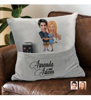 BK Gift Kişiye Özel Sevgililer Karikatür Tasarımlı Organizer Kumanda ve Atıştırmalık Cepli Gri Kırlent Yastık-14 Arkadaşa Hediye, Cepli Yastık
