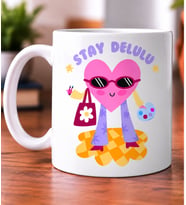 Stay Delulu Yazılı Renkli Karakter Desenli Sevdiklerinize Hediye Porselen Kupa Bardak