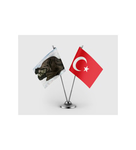 Soğukta Dinlenirken Mustafa Kemal Atatürk ve Türk Bayrağı İkili Saten Masa Bayrağı Takımı
