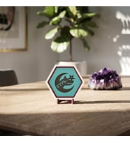 Göktürkçe Türk Yazısı Kurt Silüeti ve Ay Yıldız İkonlu Masaüstü Dekoratif Süsü Ofis Masaları İçin Modern Parça 10x10 cm