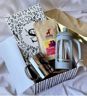 Kişiye Özel Harfli Çiçek Tasarımlı Sert Kapaklı Defter Gümüş Kupa French Press Ve Filtre Kahve Hediye Seti