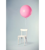 Minimalist Sandalye Ve Pembe Balon Temalı MDF Tablo - Çerçevesiz Estetik Duvar Dekoru