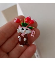 Lente Aksesuar Lale Taçlı Sevimli Kırmızı Montlu Kedi Broş-Bahçıvan Kedi Yaka İğnesi (Çok Renkli)